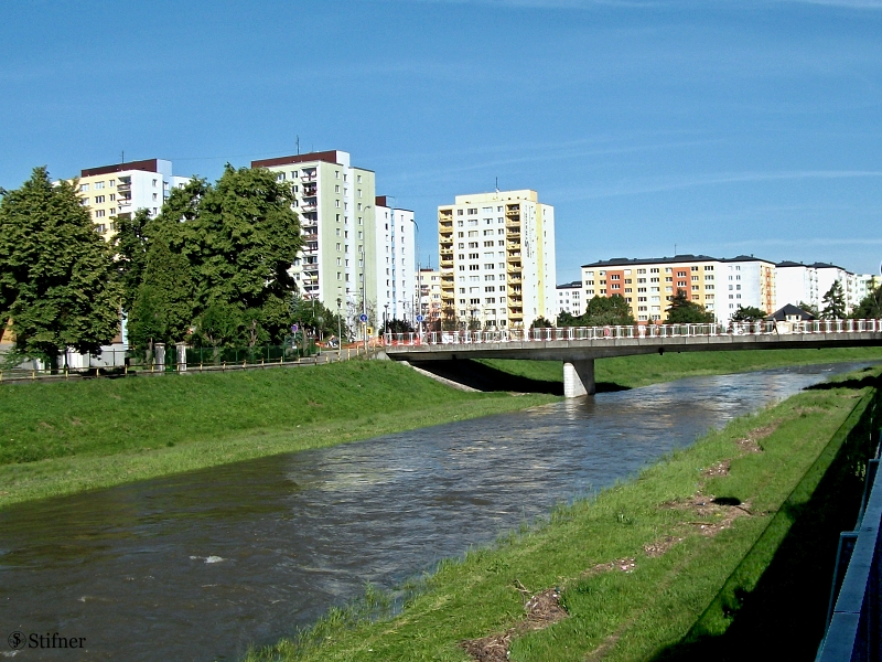 Řeka Opava a sídliště Keteřinky západ. GPS:49°56'44.286"N, 17°54'9.079"E